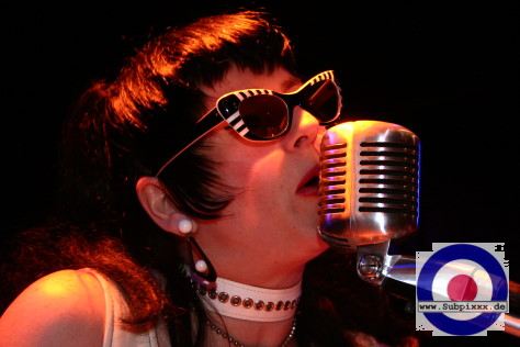 Cecilia und Die Sauerkrauts (F) 2. Soundflat Ballroom Bash, McCormacks Ballroom, Leipzig 24. Oktober 2008 (15).jpg